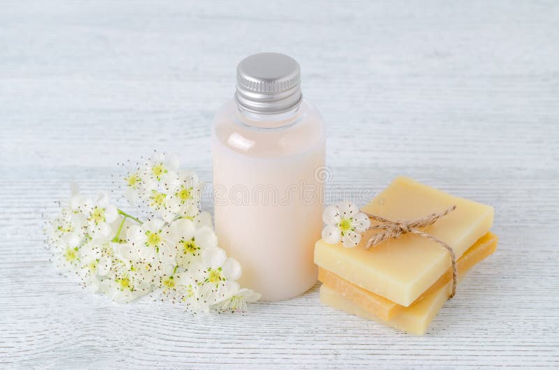 Naturligt hårschampo, handgjord tvålstång med nya blommor arkivbild Naturligt hårschampo, handgjord tvålstång med nya blommor arkivbild