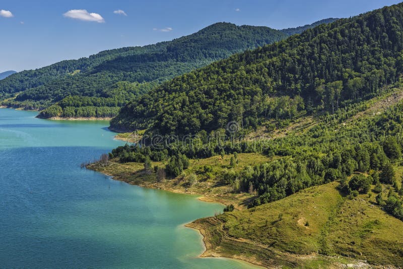 Naturligt landskap med sjön royaltyfri fotografi Naturligt landskap med sjön royaltyfri fotografi