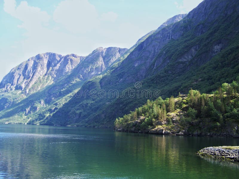 NaturNorge sommar Vatten skogfjord på en solig dag royaltyfri foto NaturNorge sommar Vatten skogfjord på en solig dag royaltyfri foto