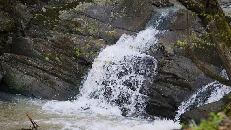 Naturwasserfall Sonne Morgenmagie. schöner Wasserfall im Regenwald. Wasserfall-Kaskade auf dem Berg