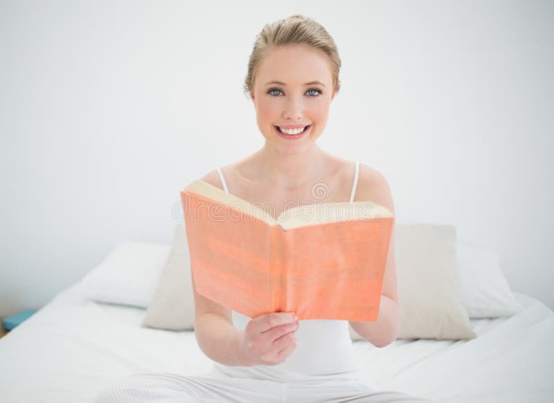 Natuurlijk gelukkig blonde die een boek houden royalty-vrije stock afbeelding Natuurlijk gelukkig blonde die een boek houden royalty-vrije stock afbeelding