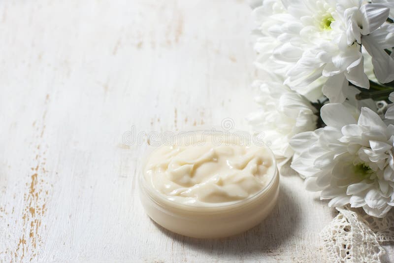 Natuurlijke gezichtsroom, met chrysant op witte houten backgro royalty-vrije stock foto's Natuurlijke gezichtsroom, met chrysant op witte houten backgro royalty-vrije stock foto's