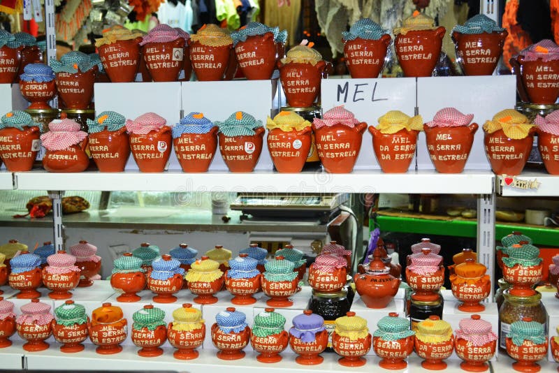 Natuurlijke honing voor verkoop op markt stock foto Natuurlijke honing voor verkoop op markt stock foto