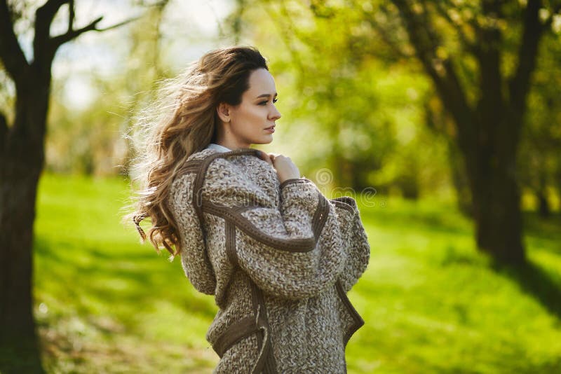 Natuurlijke schoonheid, authentiek blondemeisje die met in make-up in openlucht stellen royalty-vrije stock foto Natuurlijke schoonheid, authentiek blondemeisje die met in make-up in openlucht stellen royalty-vrije stock foto