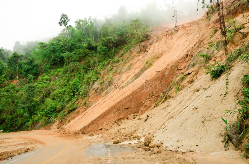 Natuurrampen, grondverschuivingen tijdens het regenachtige seizoen in Thailand royalty-vrije stock foto's Natuurrampen, grondverschuivingen tijdens het regenachtige seizoen in Thailand royalty-vrije stock foto's