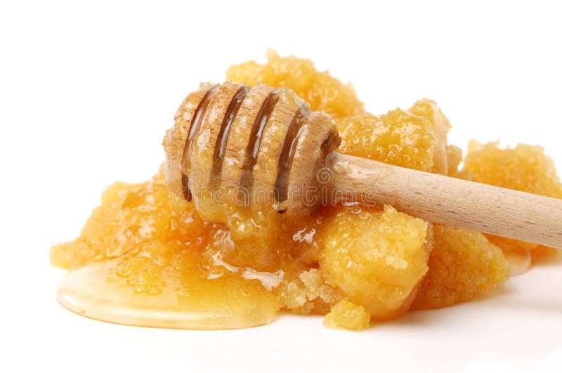 Natürlich kristallisierter Honig und Schöpflöffel