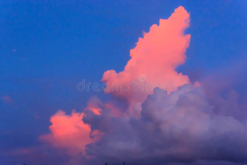Natürliche entspannende Ansicht im Freien von schönem Cloudscape mit buntem Hintergrund des blauen Himmels Wetter, Meteorologie, lizenzfreie stockfotografie Natürliche entspannende Ansicht im Freien von schönem Cloudscape mit buntem Hintergrund des blauen Himmels Wetter, Meteorologie, lizenzfreie stockfotografie