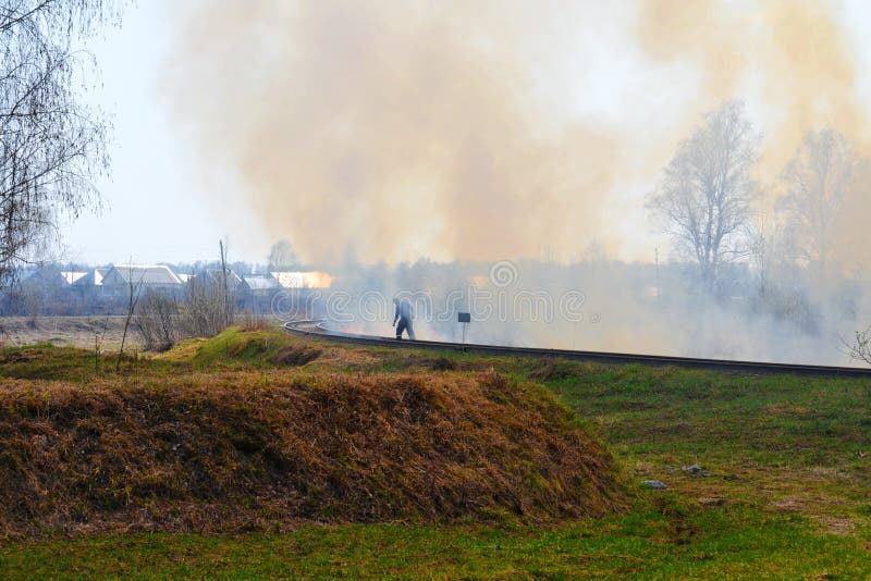 Natürliche Feuer bis zum Frühjahr lizenzfreie stockbilder Natürliche Feuer bis zum Frühjahr lizenzfreie stockbilder