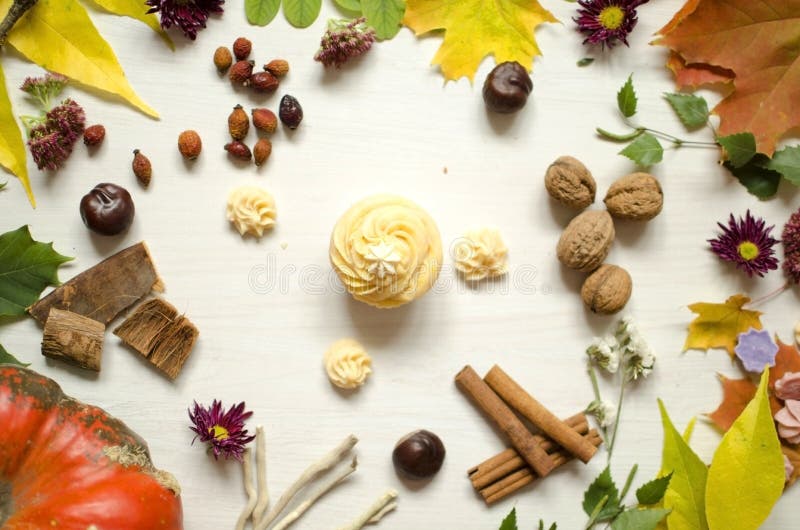 Natürliche organische Kosmetik Handgemachte Seife auf dem weißen hölzernen Ba stockfotografie Natürliche organische Kosmetik Handgemachte Seife auf dem weißen hölzernen Ba stockfotografie
