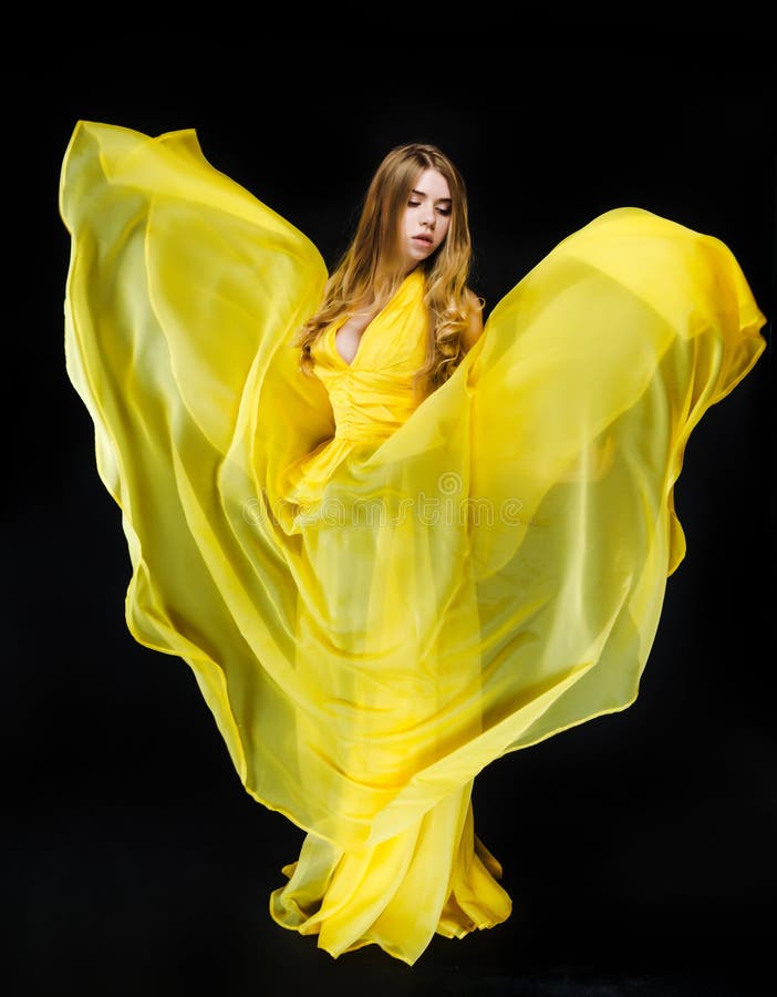 Natürliche Schönheit Porträt einer schönen jungen Frau in einem gelben Kleid mit einem glänzenden blonden geraden langen Haar, bl lizenzfreie stockfotografie Natürliche Schönheit Porträt einer schönen jungen Frau in einem gelben Kleid mit einem glänzenden blonden geraden langen Haar, bl lizenzfreie stockfotografie