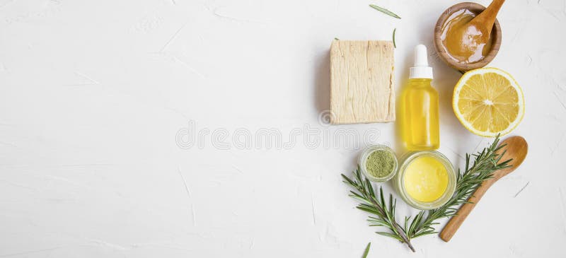 Natürliche skincare Bestandteile mit manuka Honig, Zitrone, ätherischem Öl, Lehm, Balsam, Rosmarinkräutern und natürlicher Seife