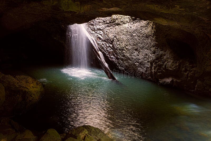 Natürlicher Brücken-Höhlen-Wasserfall Natürlicher Brücken-Höhlen-Wasserfall