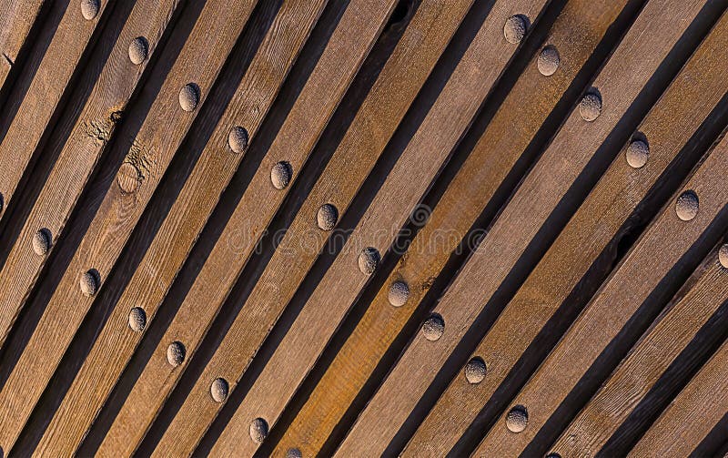 Natürlicher Hintergrund Browns Hölzerne Beschaffenheit neigte Linien die vertikalen metallischen industriellen Niete der Perspekt stockfoto Natürlicher Hintergrund Browns Hölzerne Beschaffenheit neigte Linien die vertikalen metallischen industriellen Niete der Perspekt stockfoto
