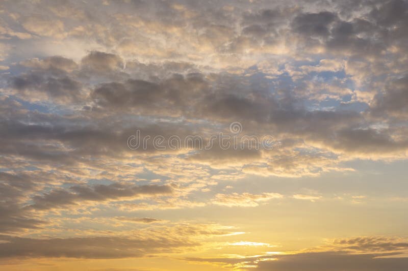 Natürlicher Sonnenuntergang oder Sonnenaufgang mit vibrierenden Farben Drastischer bunter Himmelhintergrund Weicher Kontrast lizenzfreie stockfotografie Natürlicher Sonnenuntergang oder Sonnenaufgang mit vibrierenden Farben Drastischer bunter Himmelhintergrund Weicher Kontrast lizenzfreie stockfotografie