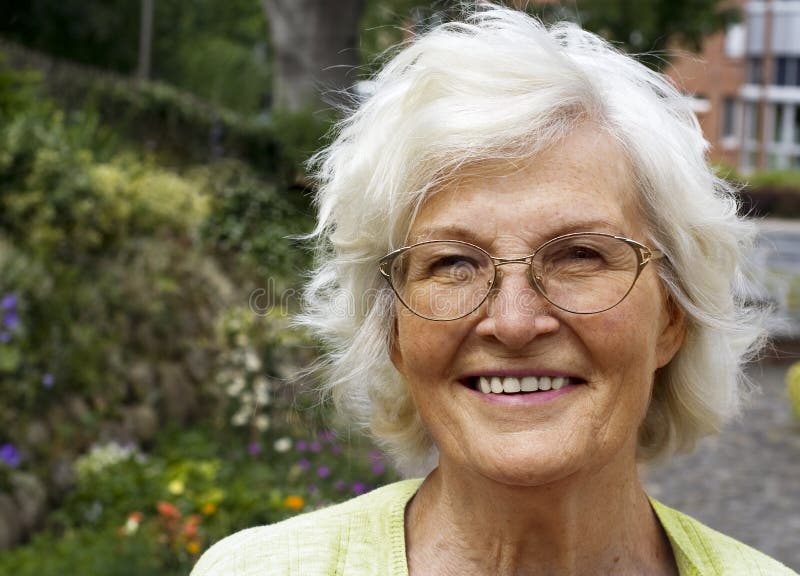 Natürliches Frauenportrait lizenzfreie stockfotografie Natürliches Frauenportrait lizenzfreie stockfotografie
