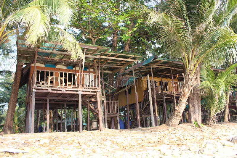 Natürliches Haus auf Insel Ko Chang, die auf hölzernen Stelzen steht stockfotografie Natürliches Haus auf Insel Ko Chang, die auf hölzernen Stelzen steht stockfotografie