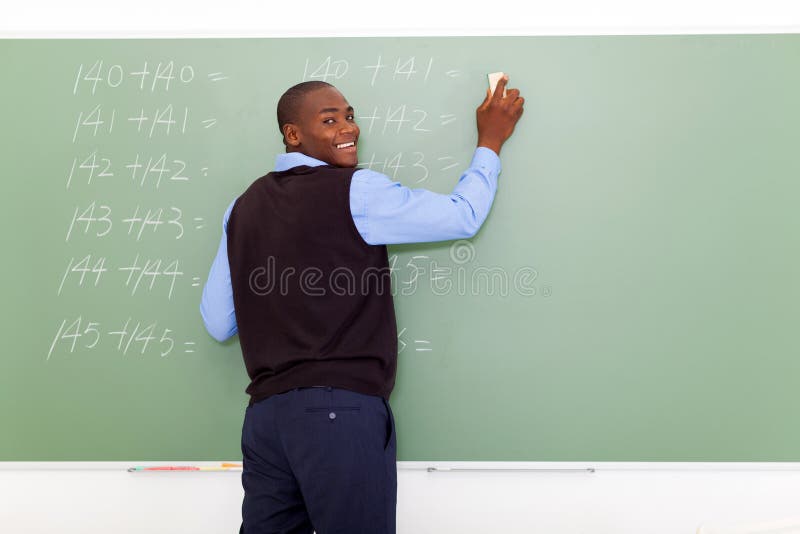 Nauczyciela wymazuje chalkboard