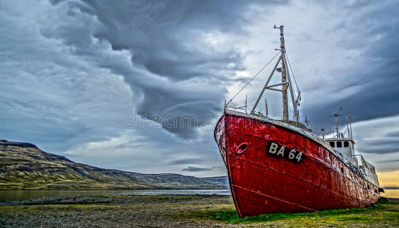 Naufragio cerca de Latrabjarg, Islandia fotografía de archivo libre de regalías Naufragio cerca de Latrabjarg, Islandia fotografía de archivo libre de regalías