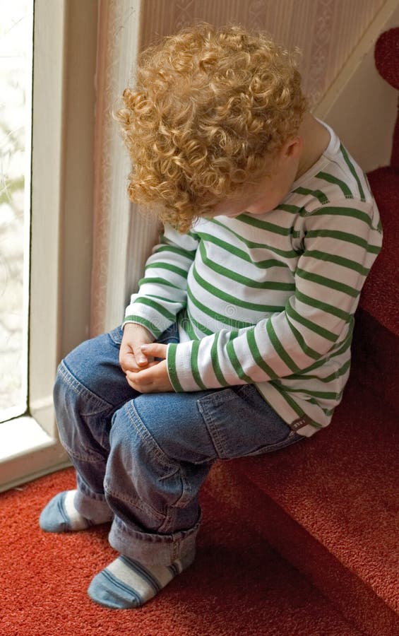 (Recitato) la foto di un bambino cattivo (3) in tempo sulla scalinata, guardando molto in colpa.