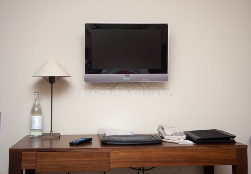 Nauka pokój z writing biurka telefonu klawiaturową lampą i lcd telewizorem zdjęcie stock Nauka pokój z writing biurka telefonu klawiaturową lampą i lcd telewizorem zdjęcie stock