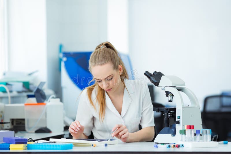 Naukowa badacz u?ywa mikroskop w laboratorium Medyczna opieki zdrowotnej technologia i ?rodka farmaceutycznego badanie i fotografia stock Naukowa badacz u?ywa mikroskop w laboratorium Medyczna opieki zdrowotnej technologia i ?rodka farmaceutycznego badanie i fotografia stock