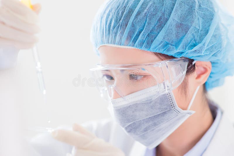 Naukowa wp8lywy mikroskopu obruszenie obrazy stock Naukowa wp8lywy mikroskopu obruszenie obrazy stock