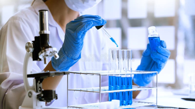 Naukowcy badający w laboratorium w białych laboratoryjnych rękawicach lakierniczych analizujący koncepcję biotechnologii próbek pr
