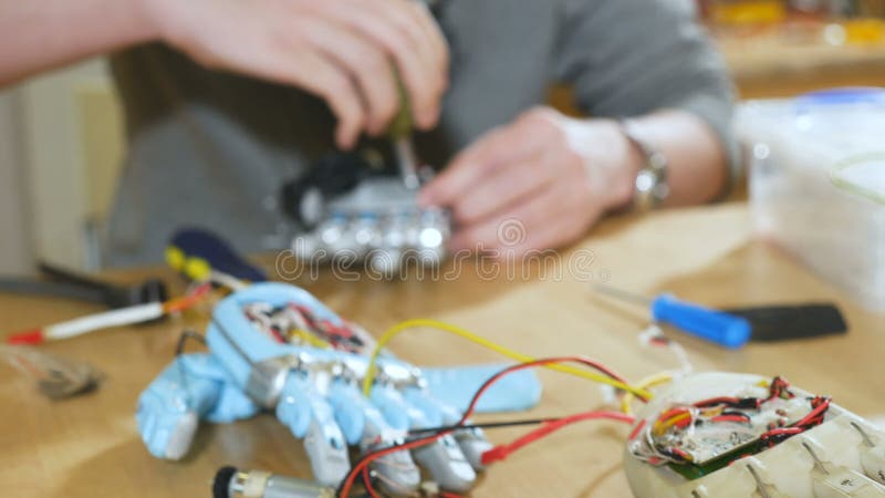 Naukowiec gromadzić nowatorską cybernetyczną mechaniczną rękę Techniki nowatorska technologia zbiory wideo