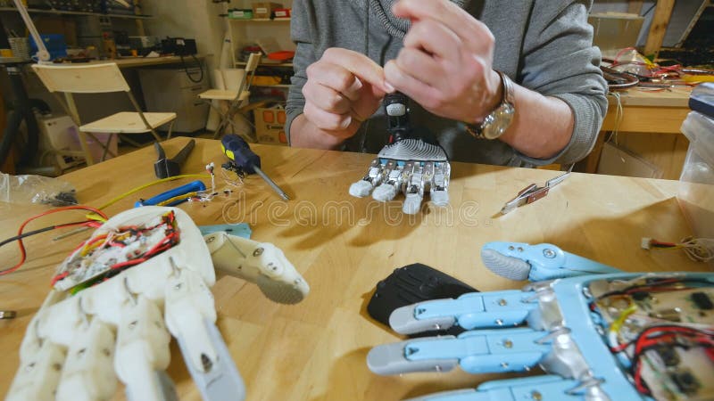 Naukowiec gromadzić nowatorską cybernetyczną mechaniczną rękę w techniki laboratorium Techniki nowatorska technologia zdjęcie wideo