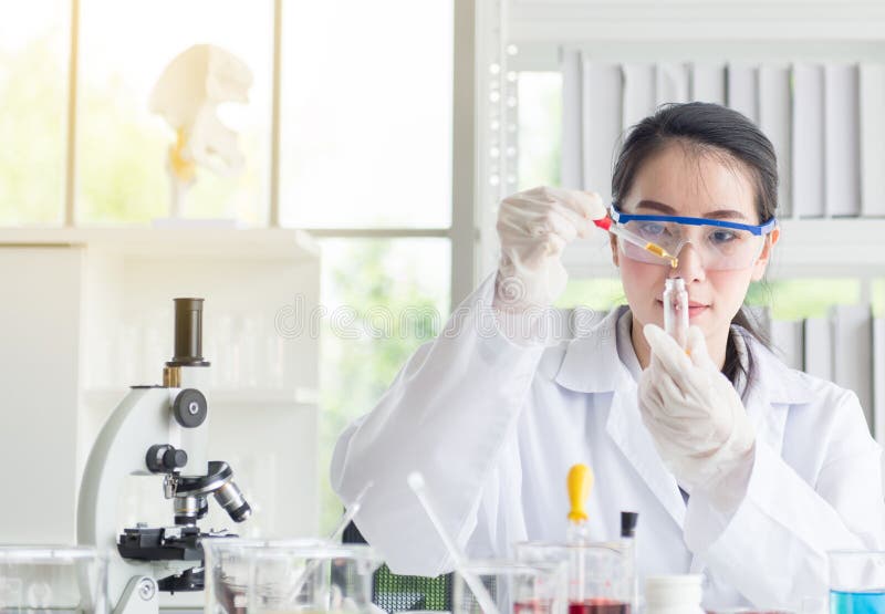 Naukowiec kobiety piękny badanie i opadowa medyczna substancji chemicznej próbka w próbnej tubce przy lab zdjęcia royalty free