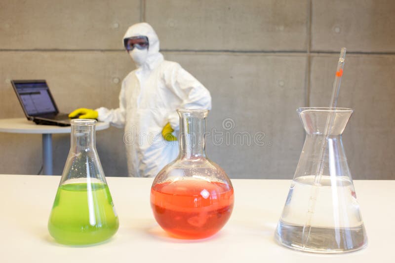 Naukowiec pracuje w laboratorium z substancjami chemicznymi fotografia stock Naukowiec pracuje w laboratorium z substancjami chemicznymi fotografia stock