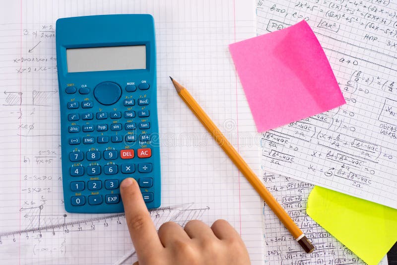 Naukowy kalkulator w akcji r?kach Podczas Matematycznie lekcji obraz stock Naukowy kalkulator w akcji r?kach Podczas Matematycznie lekcji obraz stock
