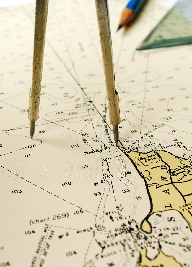 Modré dřevo, tužka a pár kompas přepážky, plánování trasy, ukázal na místo na staré nautical chart, který se používá pro plachtění a plavby na mořích a oceánech.