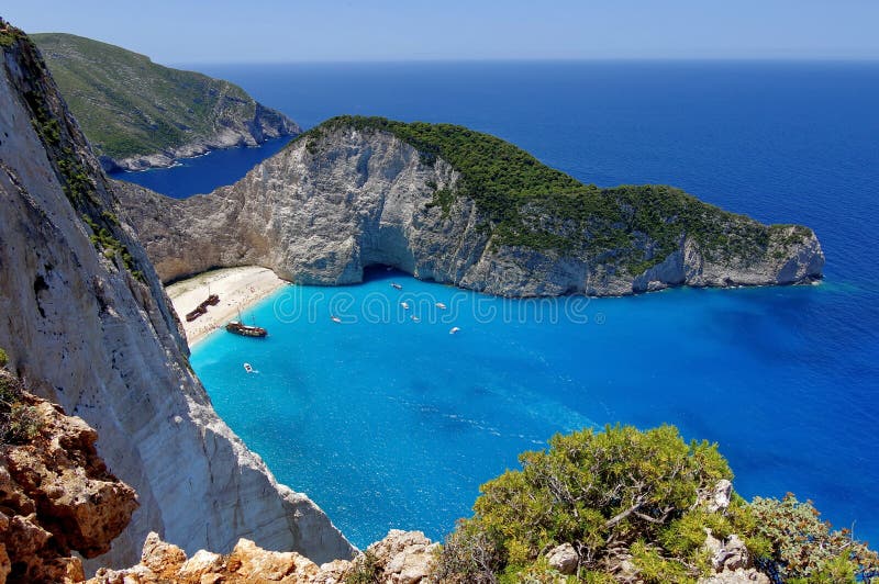 Paesaggio estivo con Spiaggia Navagio in background, a Zante, Isola, punto di riferimento attrazione in Grecia.