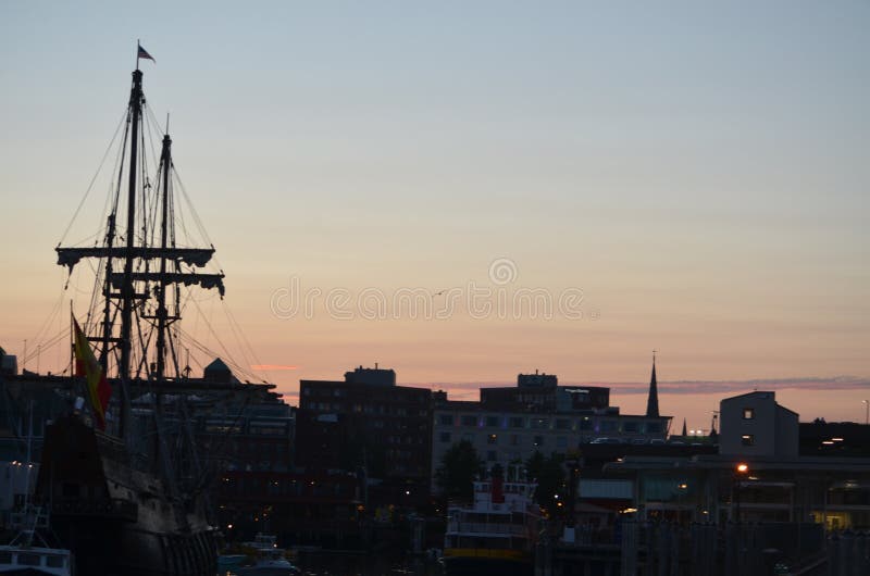 Download Nave Alta A Portland Maine Nell'ora Legale Immagine Stock - Immagine di alto, cieli: 56891537