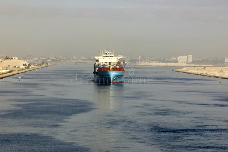 Nave che passa tramite il canale di Suez