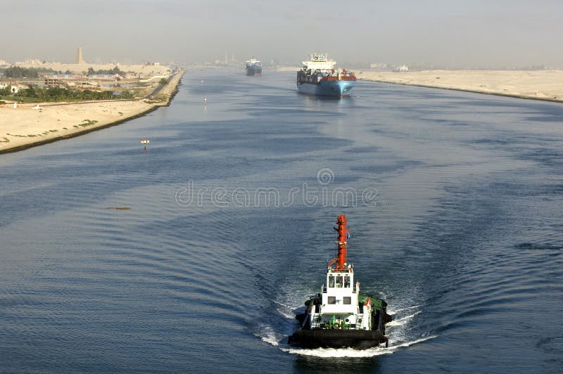 Nave che passa tramite il canale di Suez