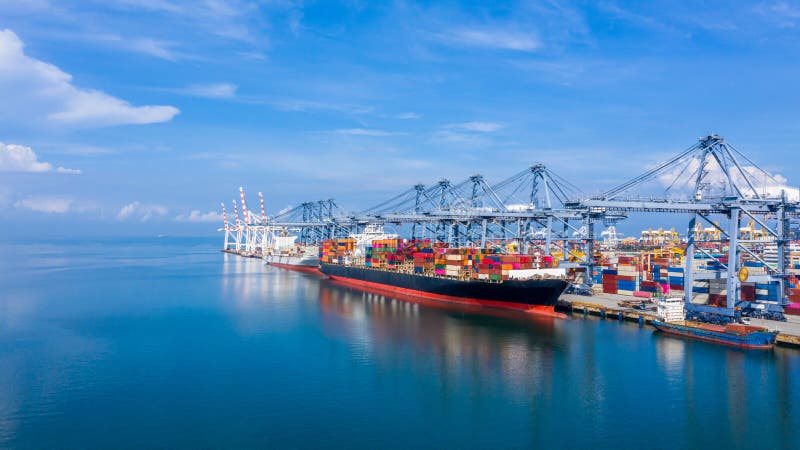 Nave da carico per container nel porto industriale per l'esportazione di merci e trasporto internazionale di merci per container
