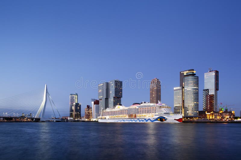 Nave da crociera Aida Perla attraccata a Rotterdam al crepuscolo immagini stock Nave da crociera Aida Perla attraccata a Rotterdam al crepuscolo immagini stock