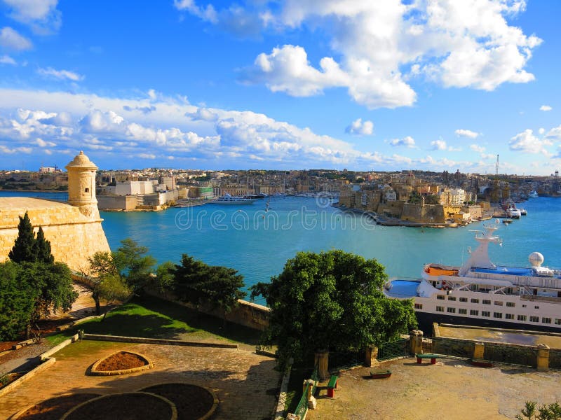 Nave da crociera in porto, La Valletta, Malta immagine stock Nave da crociera in porto, La Valletta, Malta immagine stock