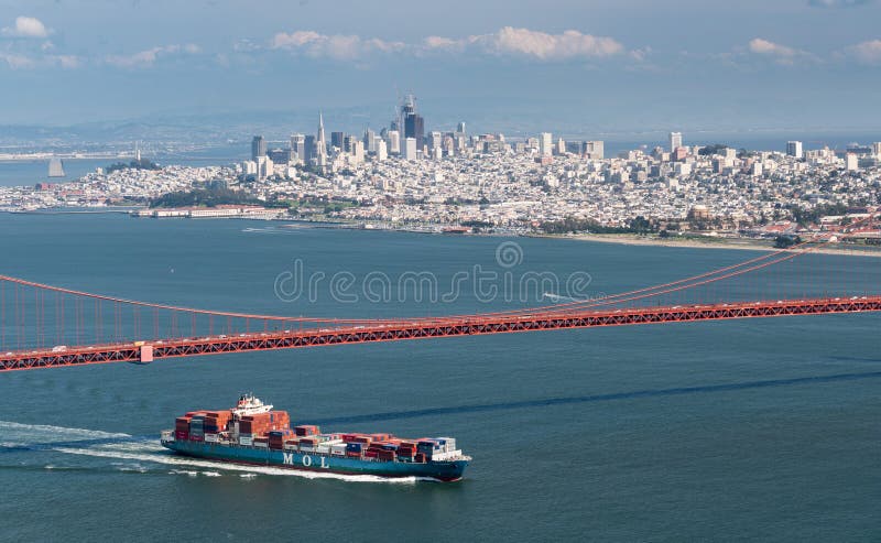 Nave de MOL Guardian Container que inscribe a San Francisco Bay debajo de puente Golden Gate fotografía de archivo Nave de MOL Guardian Container que inscribe a San Francisco Bay debajo de puente Golden Gate fotografía de archivo