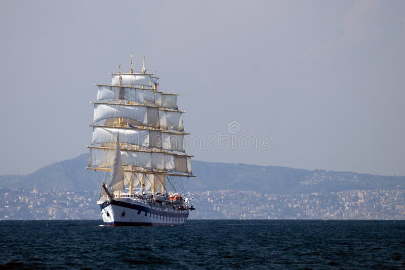Nave di navigazione immagine stock libera da diritti Nave di navigazione immagine stock libera da diritti