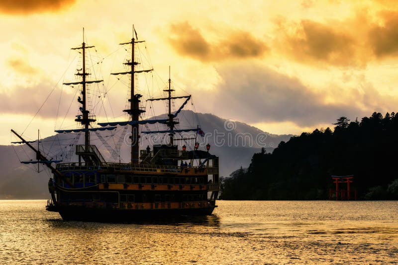Nave di pirata della siluetta un portone di torii nel lago Ashi immagine stock Nave di pirata della siluetta un portone di torii nel lago Ashi immagine stock