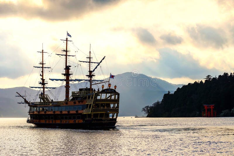 nave di pirata sul lago Ashi, Hakone fotografia stock libera da diritti nave di pirata sul lago Ashi, Hakone fotografia stock libera da diritti
