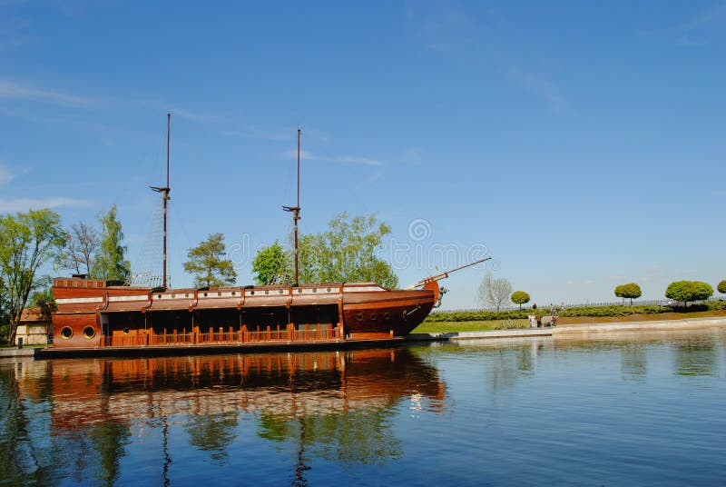 nave di Vecchio-modo sul fiume immagini stock libere da diritti nave di Vecchio-modo sul fiume immagini stock libere da diritti