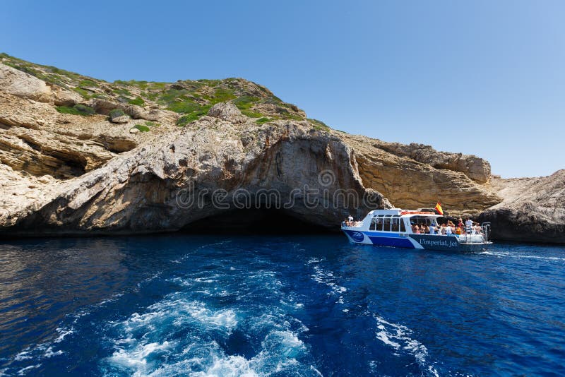 Nave di viaggio nella caverna immagini stock libere da diritti Nave di viaggio nella caverna immagini stock libere da diritti