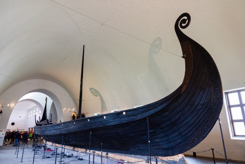 Nave di Viking drakkar nel museo di vichingo a Oslo, Norvegia fotografia stock Nave di Viking drakkar nel museo di vichingo a Oslo, Norvegia fotografia stock