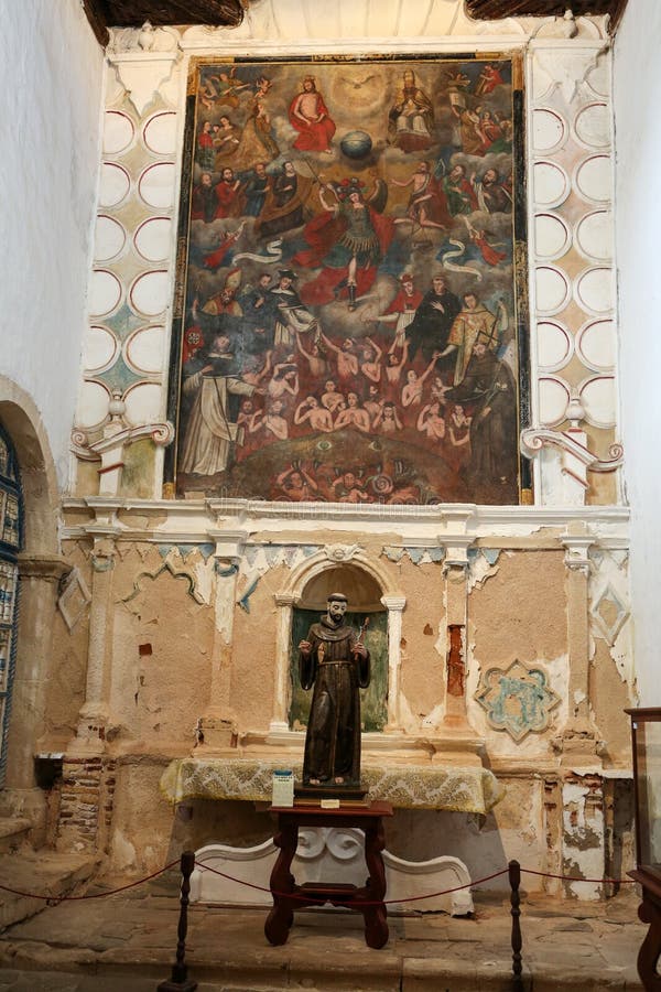 Nave e altar principais na igreja da catedral de St Mary de Betancuria em Fuerteventura, fotografia de stock Nave e altar principais na igreja da catedral de St Mary de Betancuria em Fuerteventura, fotografia de stock