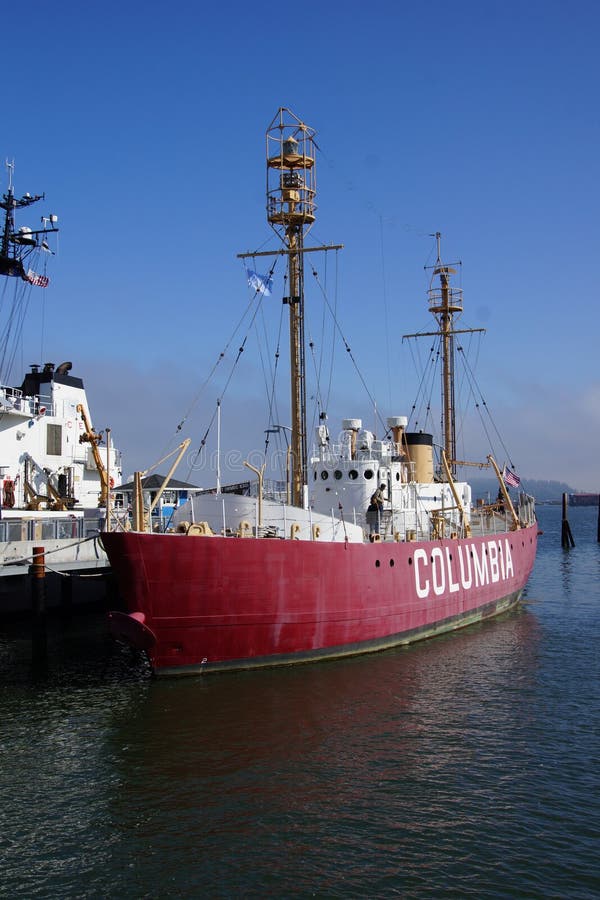 Nave faro Colombia a Astoria. ASTORIA, OREGON - 1° ottobre 2015 - nave faro Colombia ancorata al museo marittimo del fiume Columbia, Astoria, Oregon