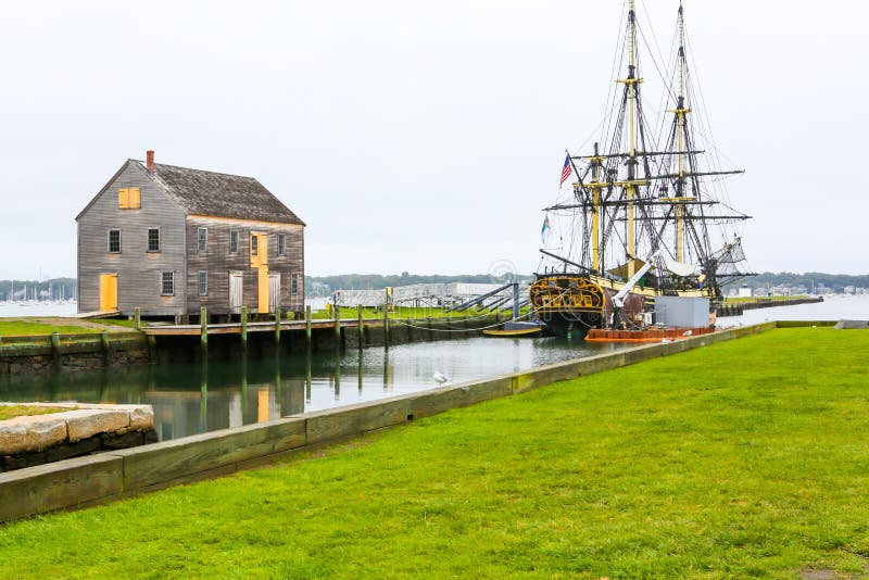 Nave histórica nombrada amistad Tres-masted anclada en el puerto de Salem